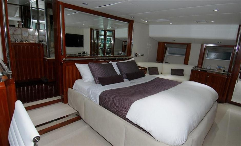 Miniskirt Yacht - Interior
